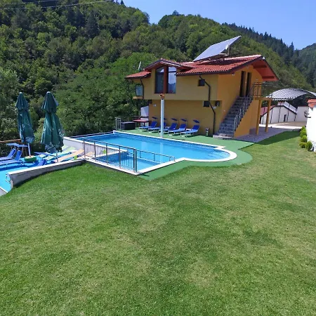 суни транс Villa Szmoljan
